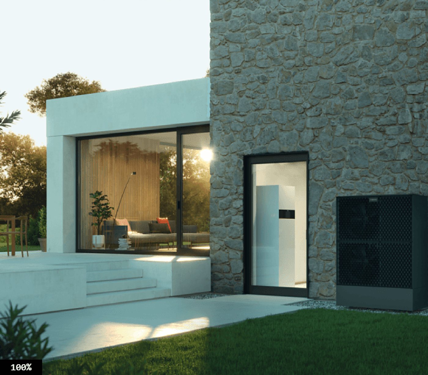 Une pompe à chaleur noire est installée contre le mur en pierre d'une maison moderne dont la baie vitrée laisse voir un salon, au coucher du soleil.